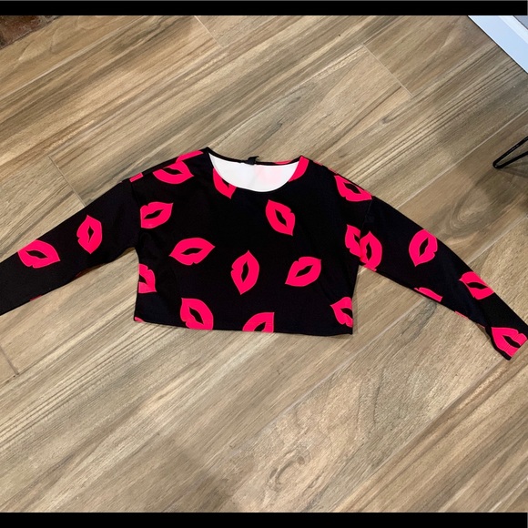 Black Crop Top with Hot Pink Lips 👄 - Picture 3 of 6